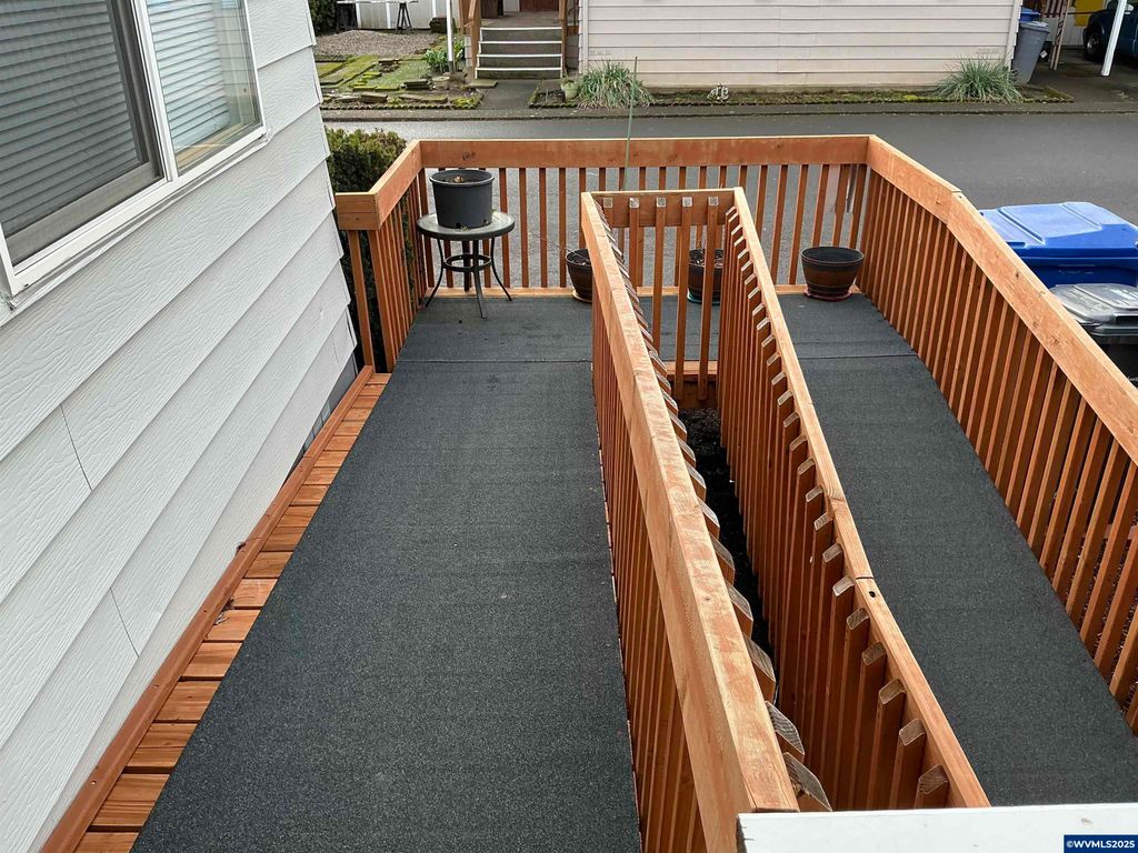 Image 5 of property listing at 5422 Portland (#99) Rd NE 99, Salem, OR 97305