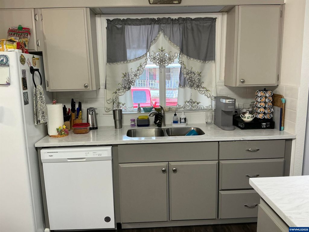 Image 8 of property listing at 5422 Portland (#99) Rd NE 99, Salem, OR 97305