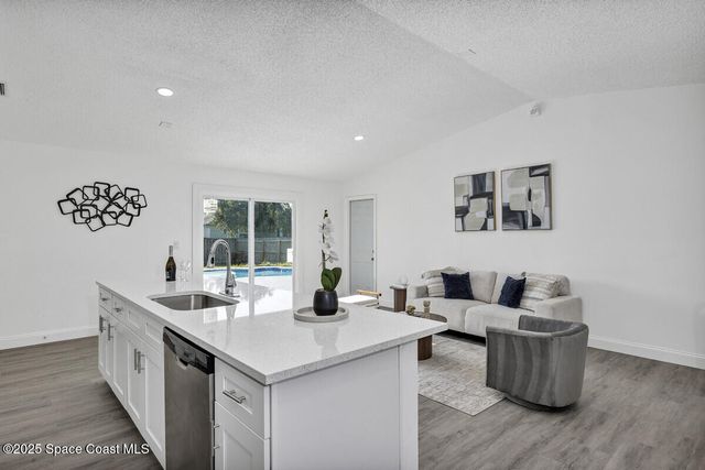 1099 Dusseldorf Avenue NW, Palm Bay, FL 32907