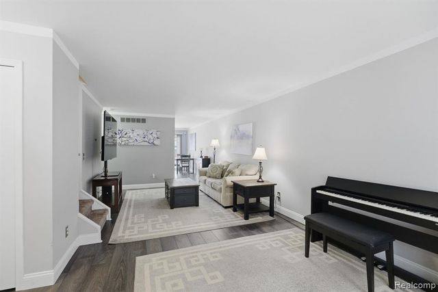 22227 E 11 Mile, Saint Clair Shores, MI 48081