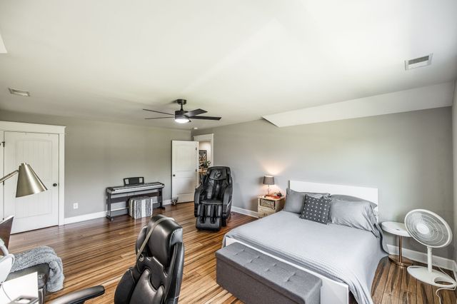 1954 Lake Rd, Greenbrier, TN 37073