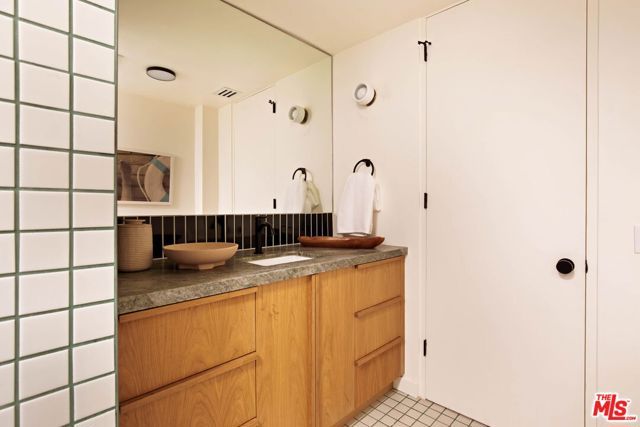 5649 Valley Oak Drive, Los Angeles, CA 90068