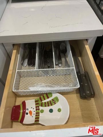 15524 Sylvan Street, Van Nuys (los Angeles), CA 91406