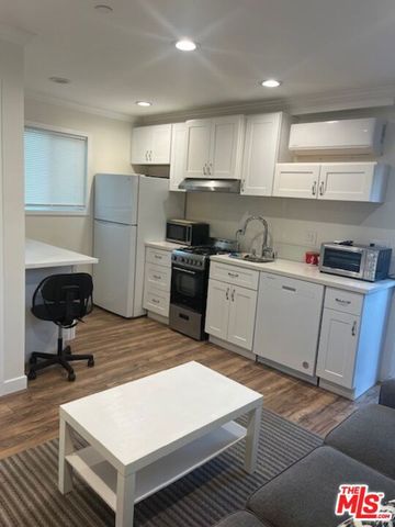 15524 Sylvan Street, Van Nuys (los Angeles), CA 91406