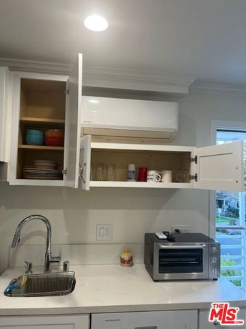 15524 Sylvan Street, Van Nuys (los Angeles), CA 91406