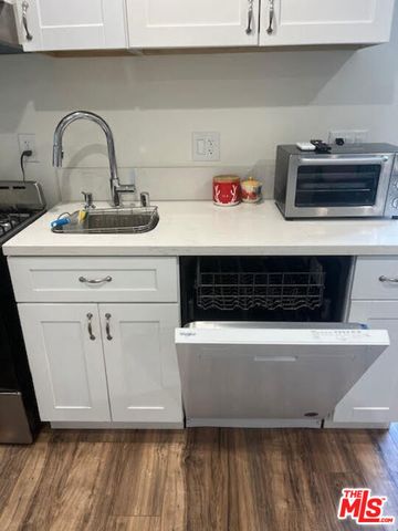 15524 Sylvan Street, Van Nuys (los Angeles), CA 91406