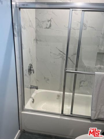 15524 Sylvan Street, Van Nuys (los Angeles), CA 91406