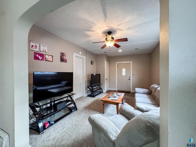 1204 W 13th St Street, Sioux Falls, SD 57104