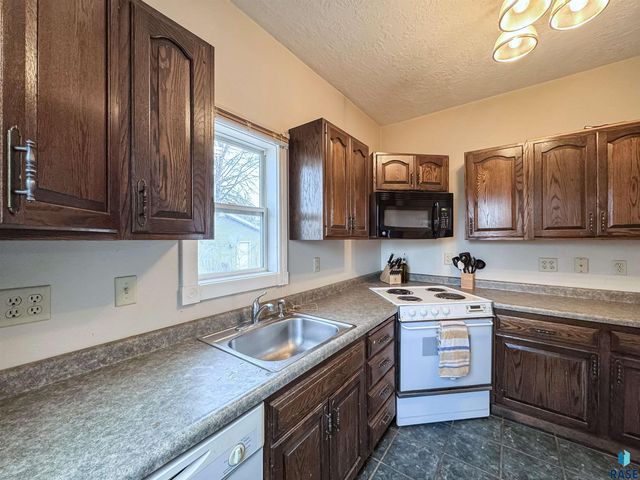 1204 W 13th St Street, Sioux Falls, SD 57104