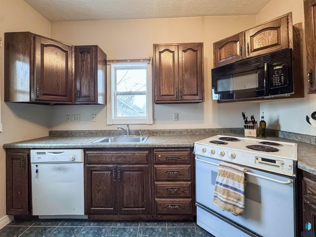 1204 W 13th St Street, Sioux Falls, SD 57104