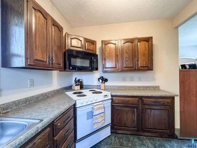 1204 W 13th St Street, Sioux Falls, SD 57104