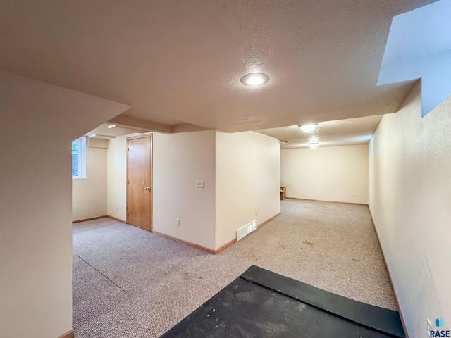 1204 W 13th St Street, Sioux Falls, SD 57104