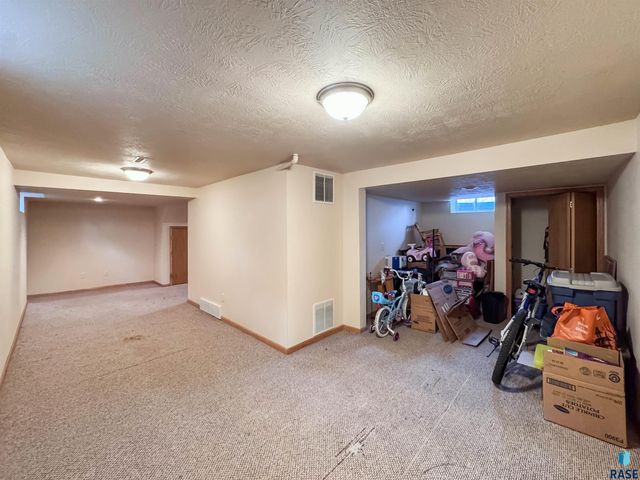 1204 W 13th St Street, Sioux Falls, SD 57104