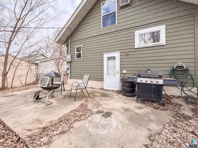 1204 W 13th St Street, Sioux Falls, SD 57104