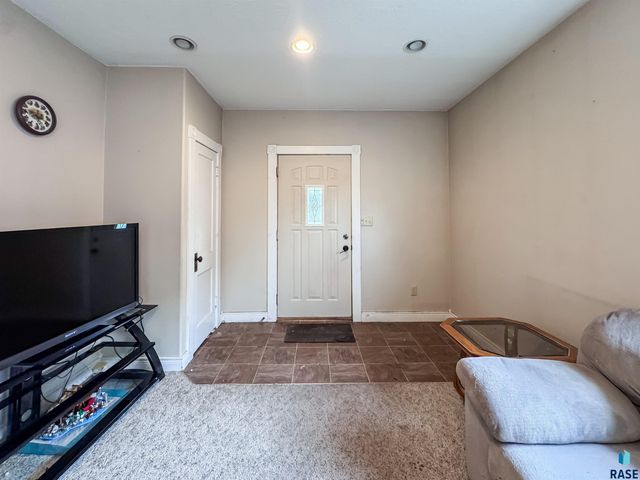 1204 W 13th St Street, Sioux Falls, SD 57104