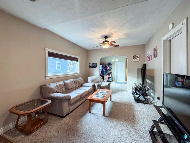 1204 W 13th St Street, Sioux Falls, SD 57104