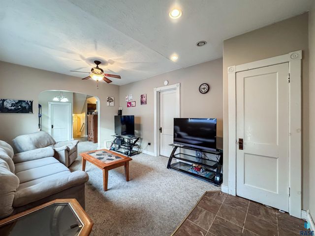 1204 W 13th St Street, Sioux Falls, SD 57104