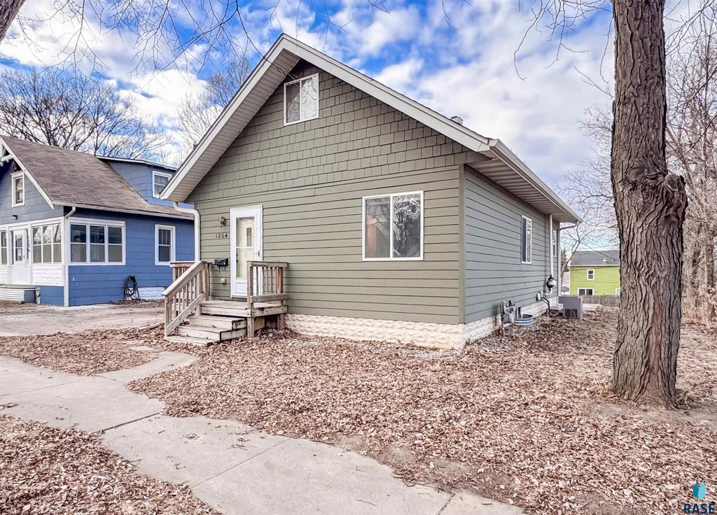 1204 W 13th St Street, Sioux Falls, SD 57104