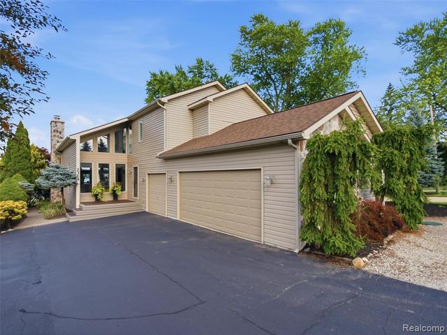 2314 N Duck Lake Road, Highland, MI 48356