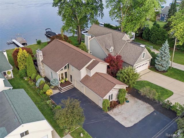 2314 N Duck Lake Road, Highland, MI 48356