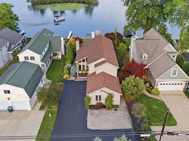 2314 N Duck Lake Road, Highland, MI 48356