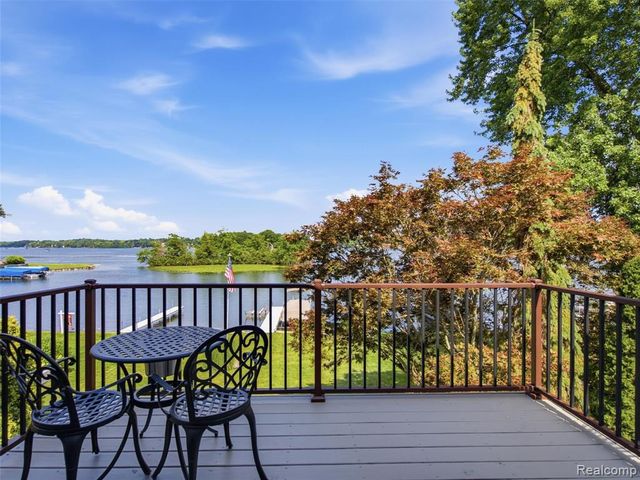 2314 N Duck Lake Road, Highland, MI 48356
