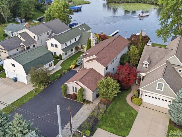 2314 N Duck Lake Road, Highland, MI 48356