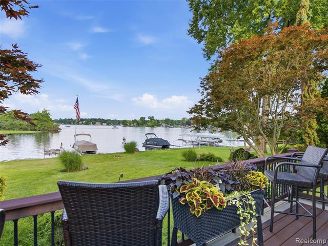 2314 N Duck Lake Road, Highland, MI 48356