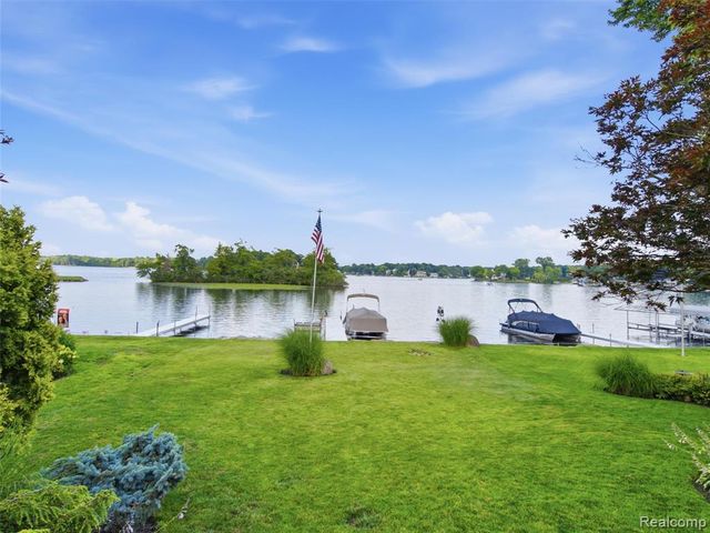 2314 N Duck Lake Road, Highland, MI 48356