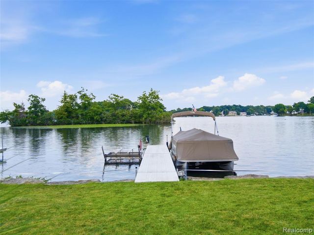 2314 N Duck Lake Road, Highland, MI 48356