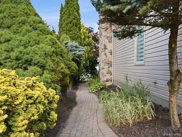 2314 N Duck Lake Road, Highland, MI 48356