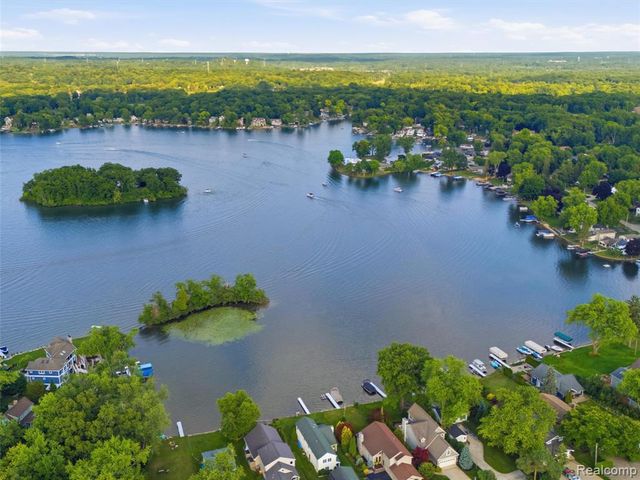 2314 N Duck Lake Road, Highland, MI 48356