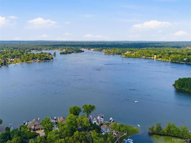2314 N Duck Lake Road, Highland, MI 48356