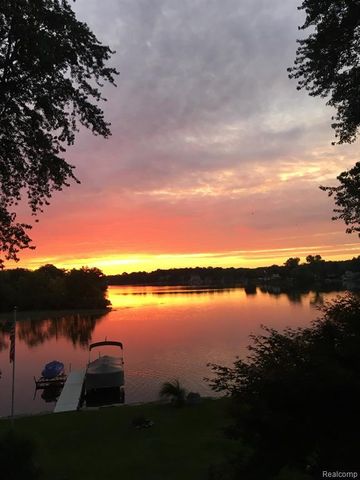 2314 N Duck Lake Road, Highland, MI 48356