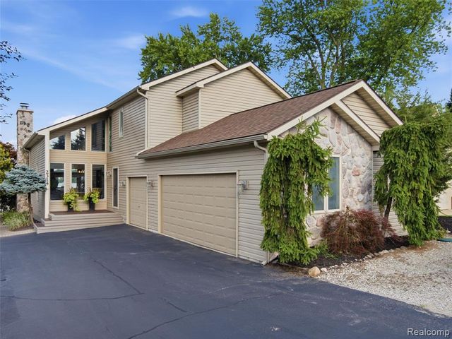 2314 N Duck Lake Road, Highland, MI 48356