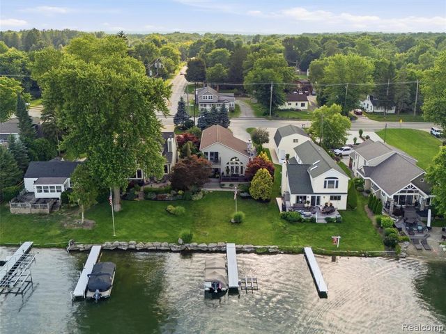 2314 N Duck Lake Road, Highland, MI 48356
