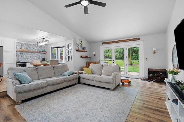 915 LA COUNT ROAD, Green Bay, WI 54313