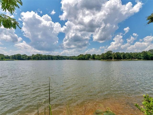 245 Lakeview Drive, Locust Grove, GA 30248