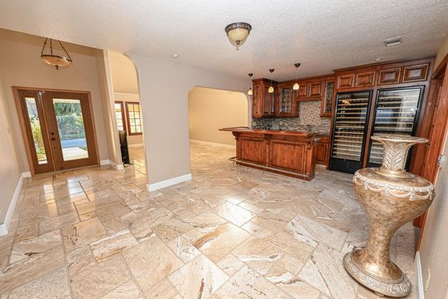 6189 N West, Fresno, CA 93711