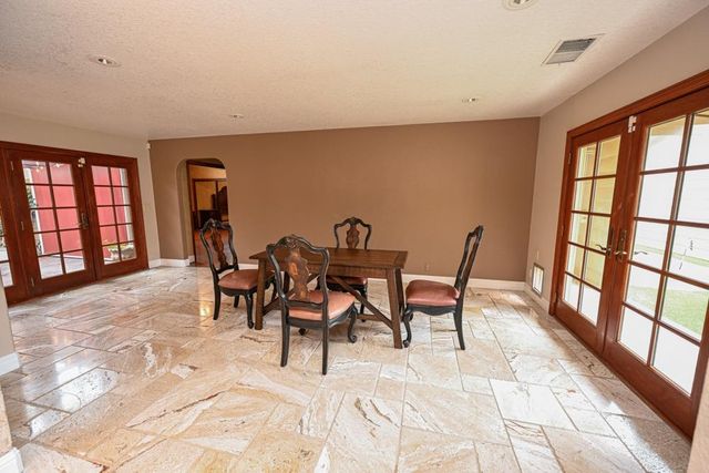 6189 N West, Fresno, CA 93711