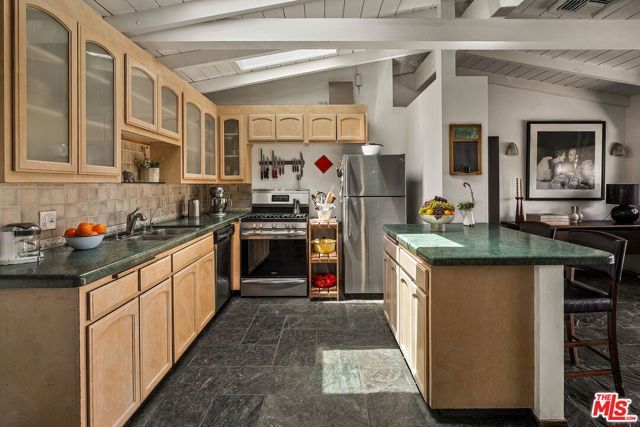 7272 Caverna Drive, Los Angeles, CA 90068