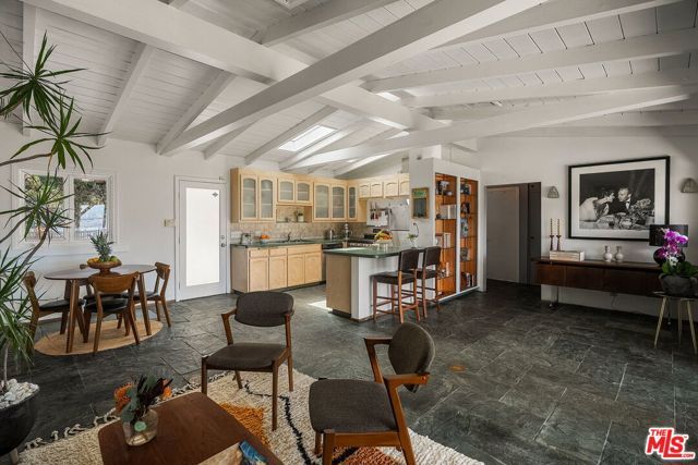 7272 Caverna Drive, Los Angeles, CA 90068
