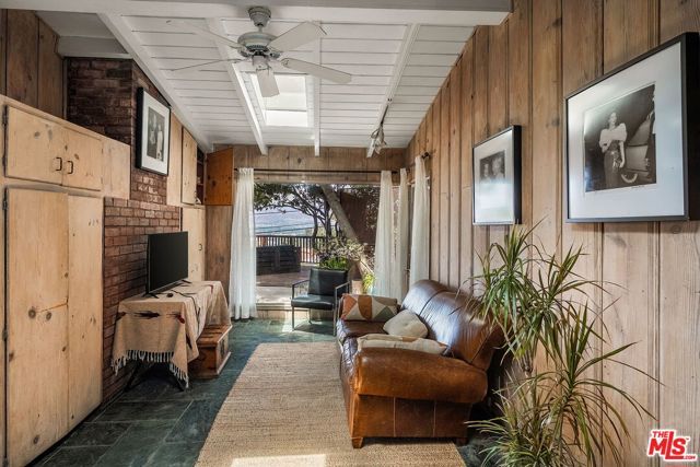 7272 Caverna Drive, Los Angeles, CA 90068