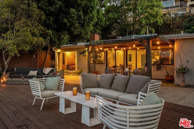 7272 Caverna Drive, Los Angeles, CA 90068