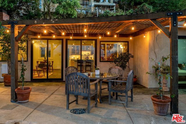 7272 Caverna Drive, Los Angeles, CA 90068