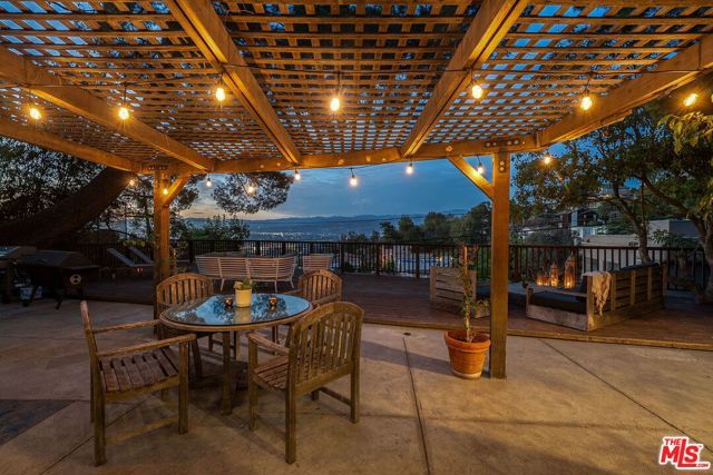 7272 Caverna Drive, Los Angeles, CA 90068