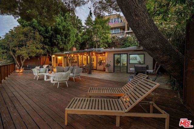 7272 Caverna Drive, Los Angeles, CA 90068
