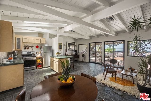 7272 Caverna Drive, Los Angeles, CA 90068