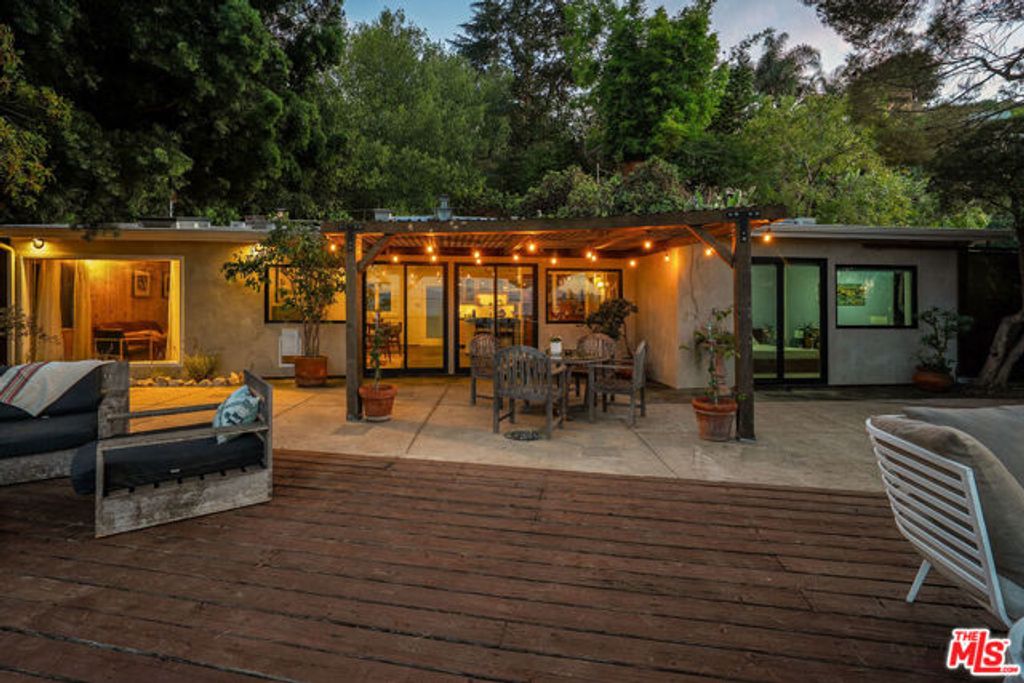 7272 Caverna Drive, Los Angeles, CA 90068