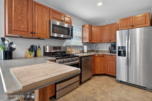 32 Brookside Drive, Howell, NJ 07731